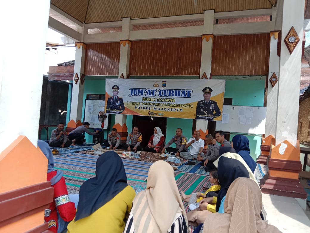 KEGIATAN JUMAT CURHAT KAPOLSEK GONDANG BERSAMA PJU POLRES MOJOKERTO DENGARKAN KELUHAN KAMTIBMAS WARGA LERENG GUNUNG ANJASMORO