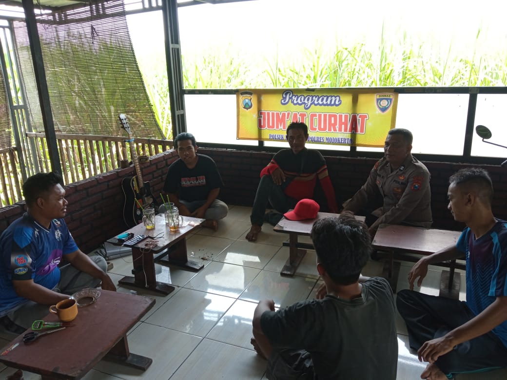 Jumat Curhat, Kanit Binmas Duduk Santai Bersama Warga