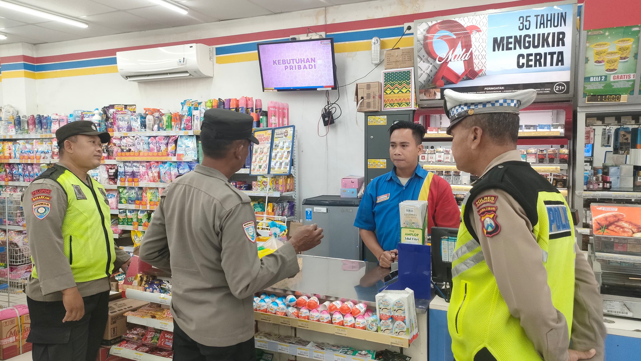 Cegah Kejahatan, Polsek Ngoro sambang toko swalayan yang berada di Kecamatan Ngoro dan berikan himbauan Kamtibmas