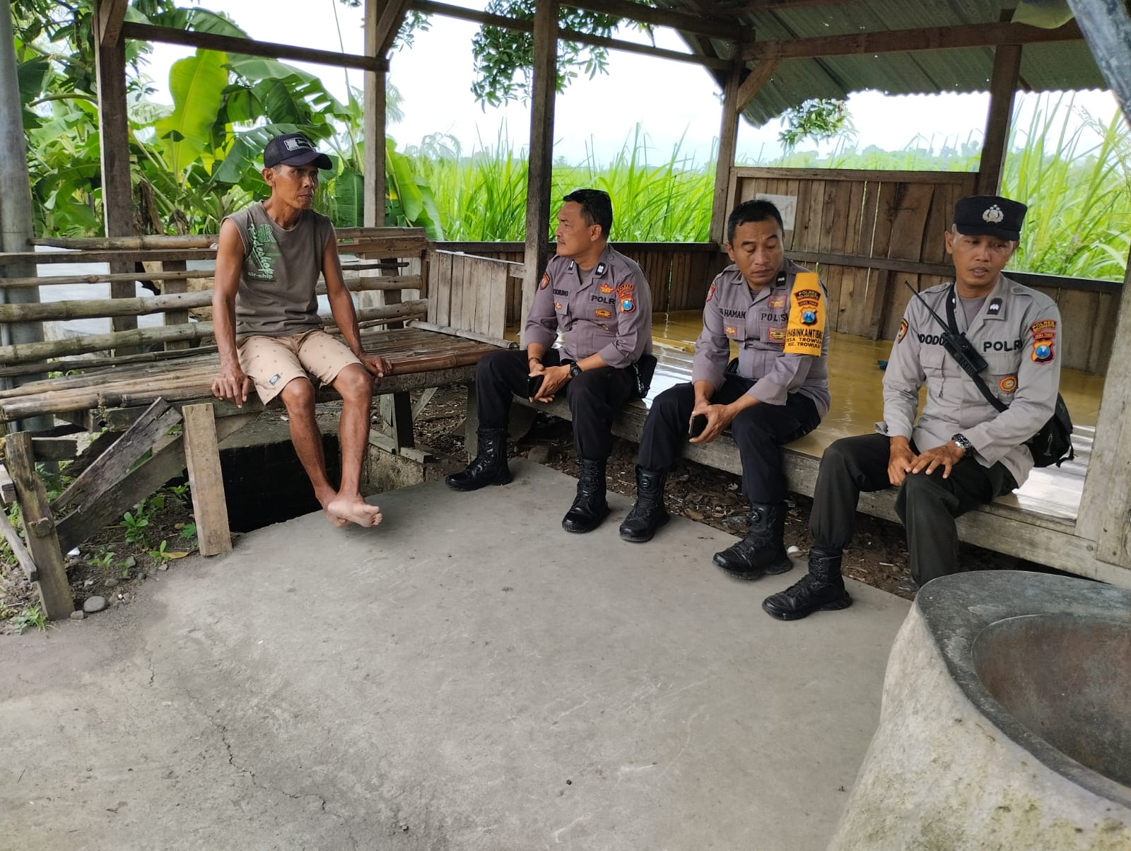 Anggota Polsek Trowulan Laksanakan Patroli Dialogis di Desa Watesumpak