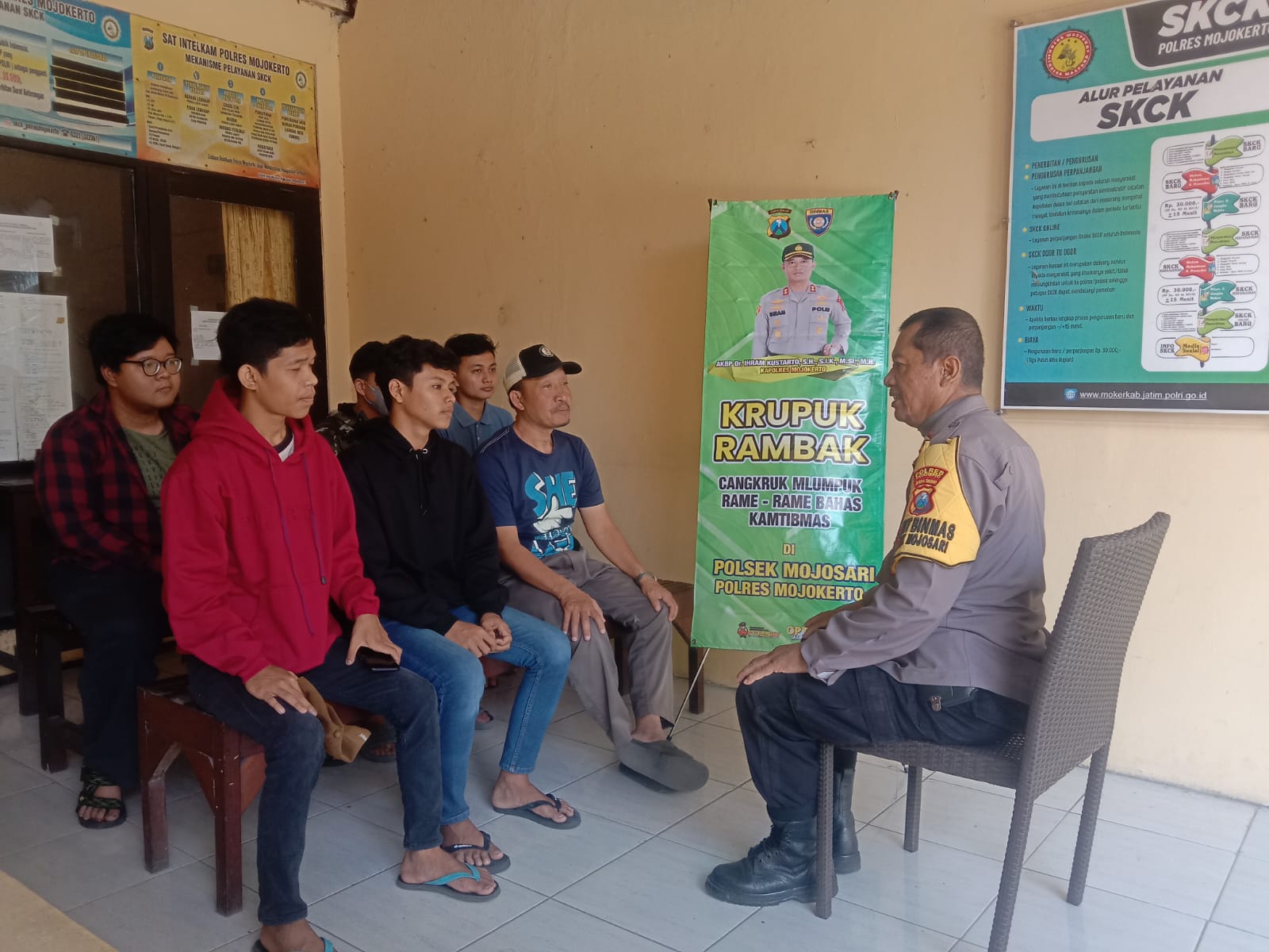 Himbau Kamtibmas di Bulan Ramadhan,Ke Pemohon SKCK Polsek Mojosari.