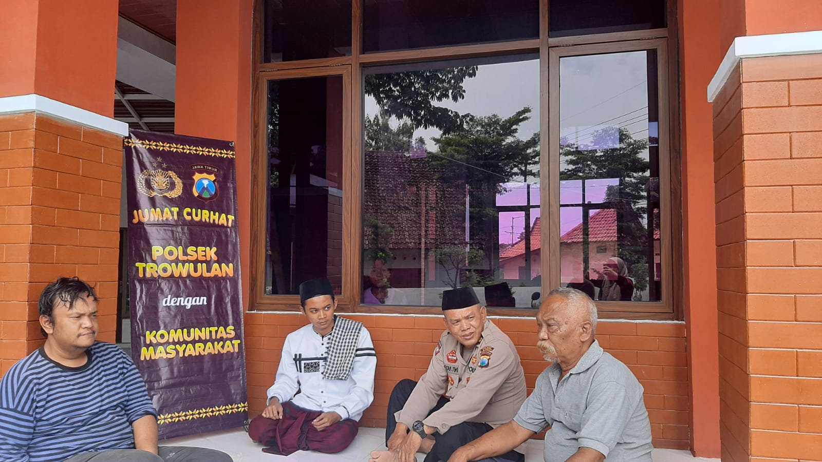 KANIT BINMAS GELAR JUMAT CURHAT BERSAMA JAMAAH MASJID ASYRA RAMADHANI POLSEK TROWULAN