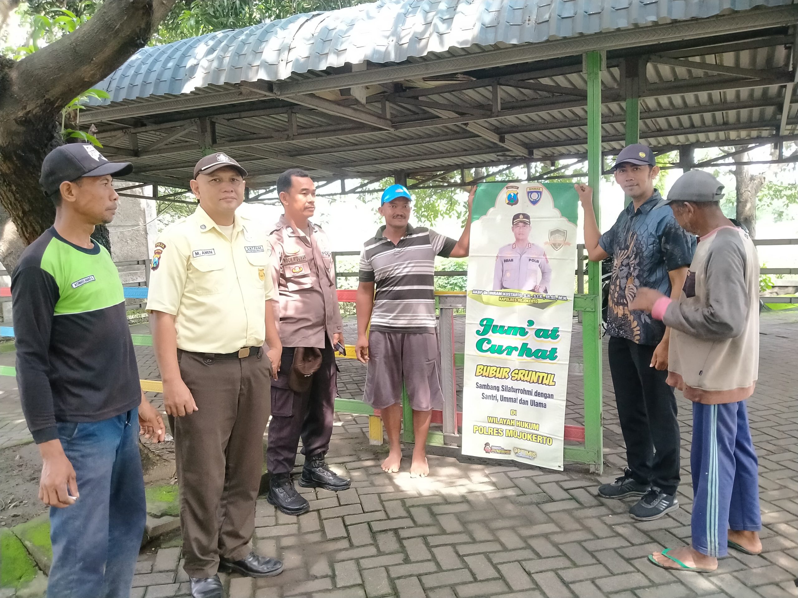 POLSEK SOOKO SAMPAIKAN KAMTIBMAS DAN DENGARKAN KELUHAN MASYARAKAT, MELALUI PROGRAM JUM’AT CURHAT