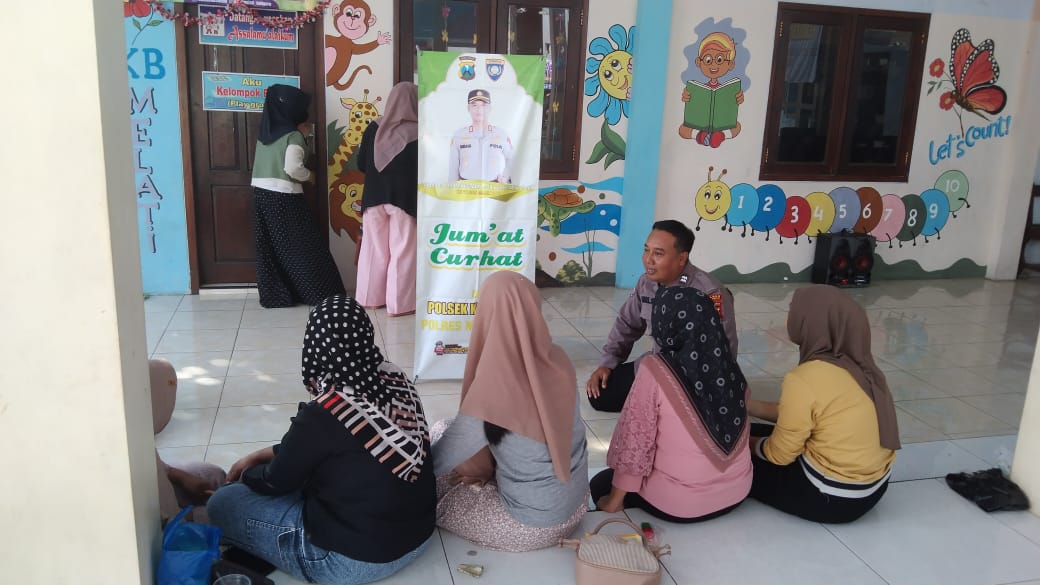 KANIT BINMAS LAKSANAKAN JUMAT CURHAT DI DESA KARANGASEM KEC. KUTOREJO, KAB. MOJOKERTO