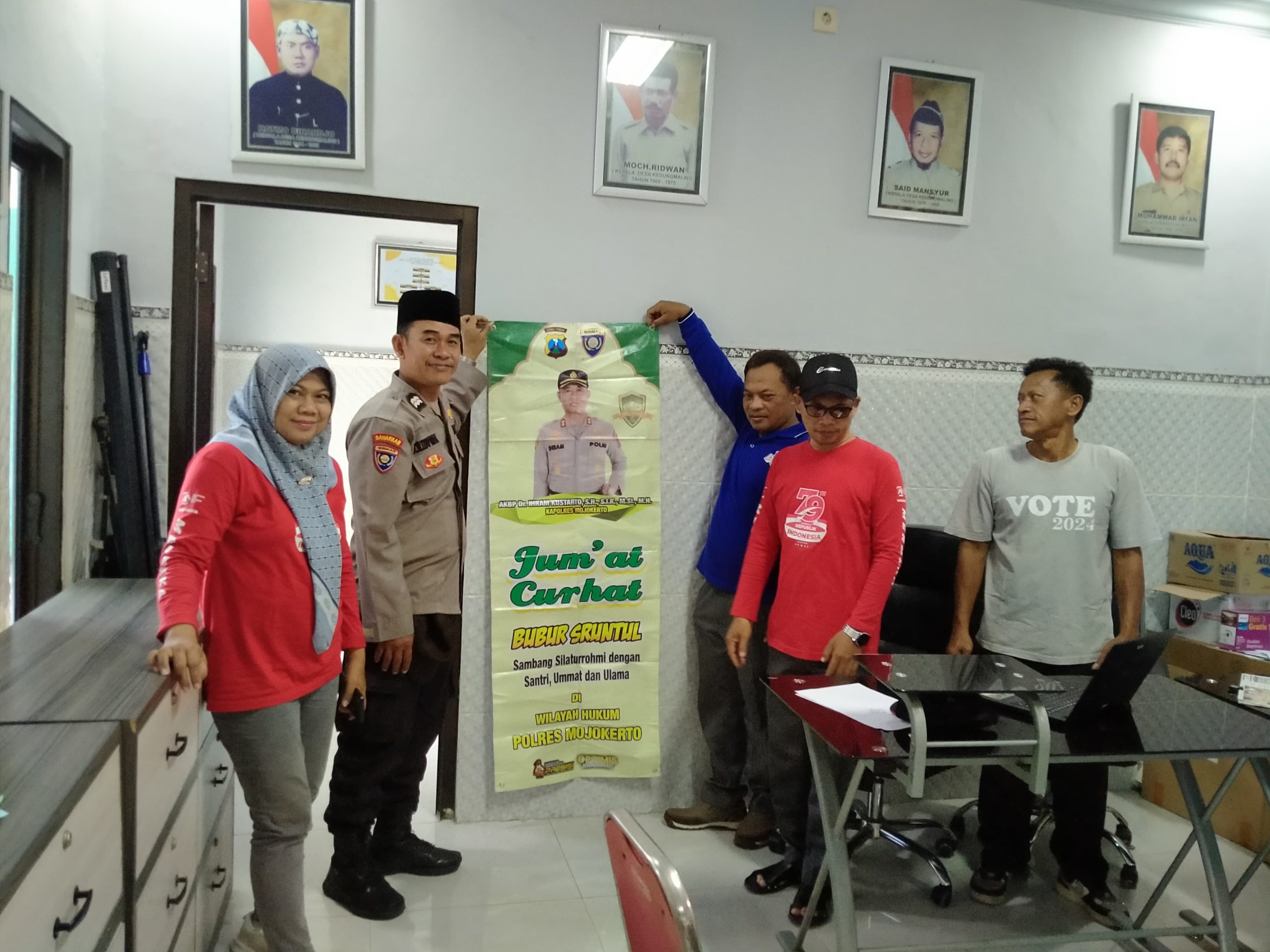 KANIT BINMAS POLSEK SOOKO JUMAT CURHAT DENGAN PERANGKAT DESA DAN WARGA KEDUNGMALING
