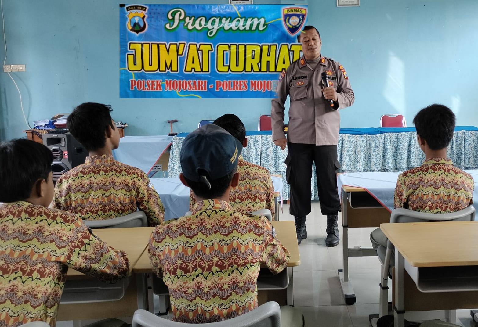 Petugas Polsek Mojosari Gelar Jumat Curhat di Sekolah, Ajak Siswa Hindari Kenalan Remaja.