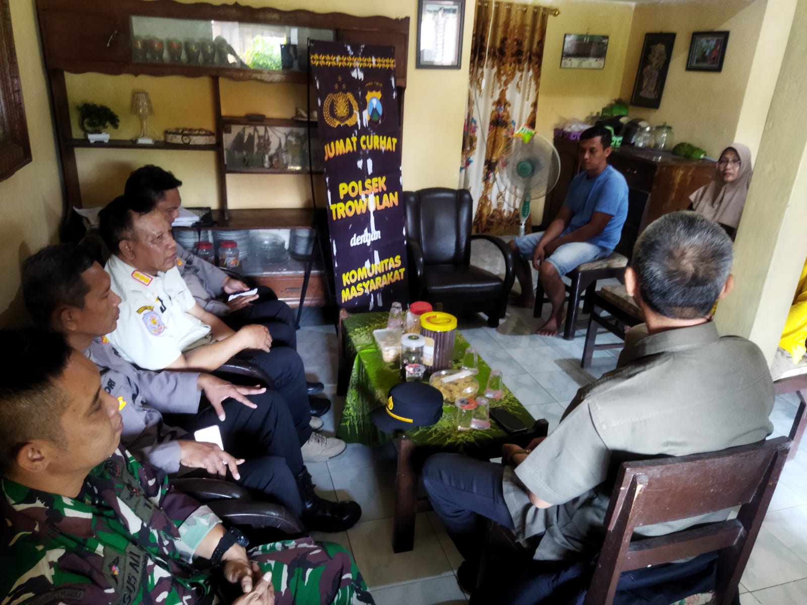 JUMAT CURHAT BARENG WARGA DI DESA PAKIS KECAMATAN TROWULAN BAHAS KAMTIBMAS DAN BAHAYA NARKOBA