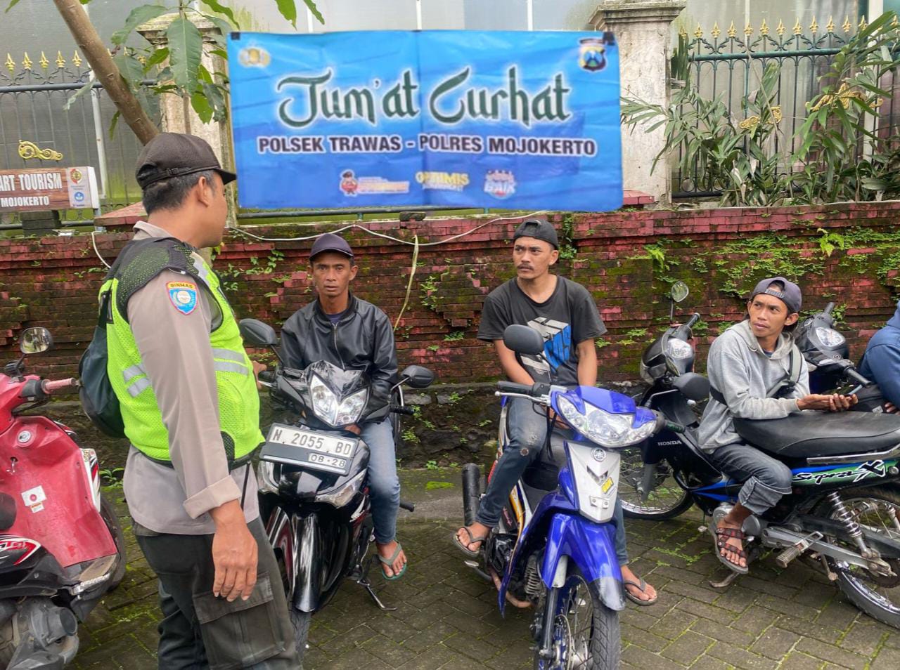 Polsek Trawas Gelar Jumat Curhat Bersama Tukang Ojek di Simpang 3 Asri