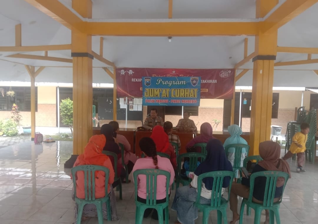 KANIT BINMAS POLSEK MOJOSARI LAKSANAAN PROGRAM UNGGULAN JUM’AT CURHAT, AJAK WARGA TERTIB BERLALU LINTAS