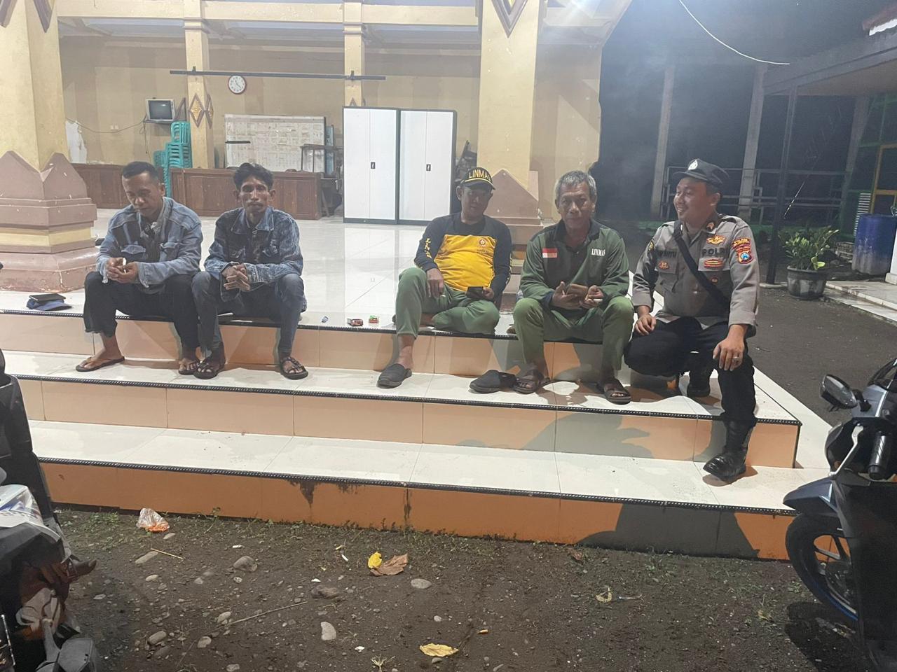 PATROLI POLSEK JATIREJO SAMBANG LINMAS AJAK JAGA KAMTIBMAS DALAM RANGKA JUM’AT CURHAT