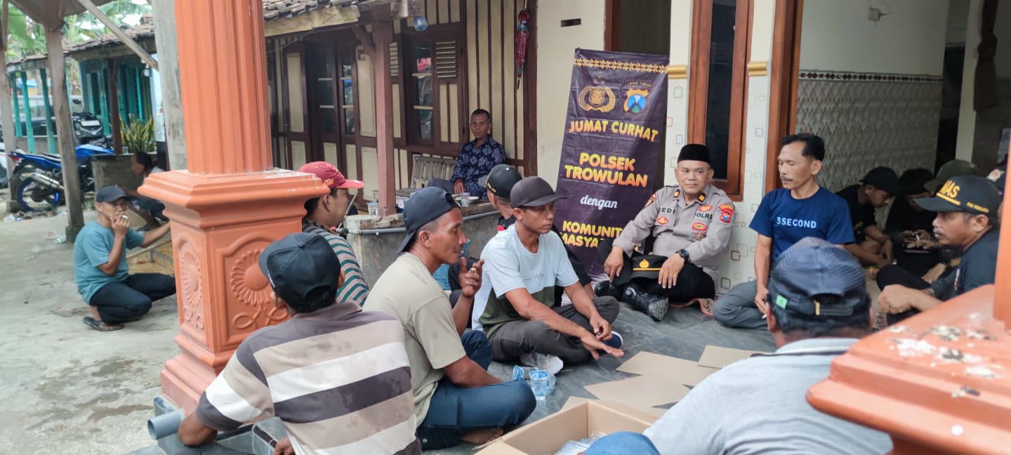 PANIT BINMAS GELAR JUMAT CURHAT BERSAMA WARGA DI DESA PAKIS KEC. TROWULAN