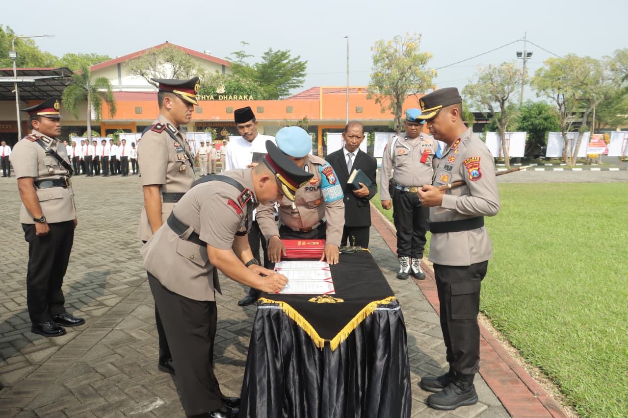 Kapolres Mojokerto Pimpin Sertijab Pejabat Utama dan Kapolsek, Dorong Regenerasi dan Peningkatan Kinerja