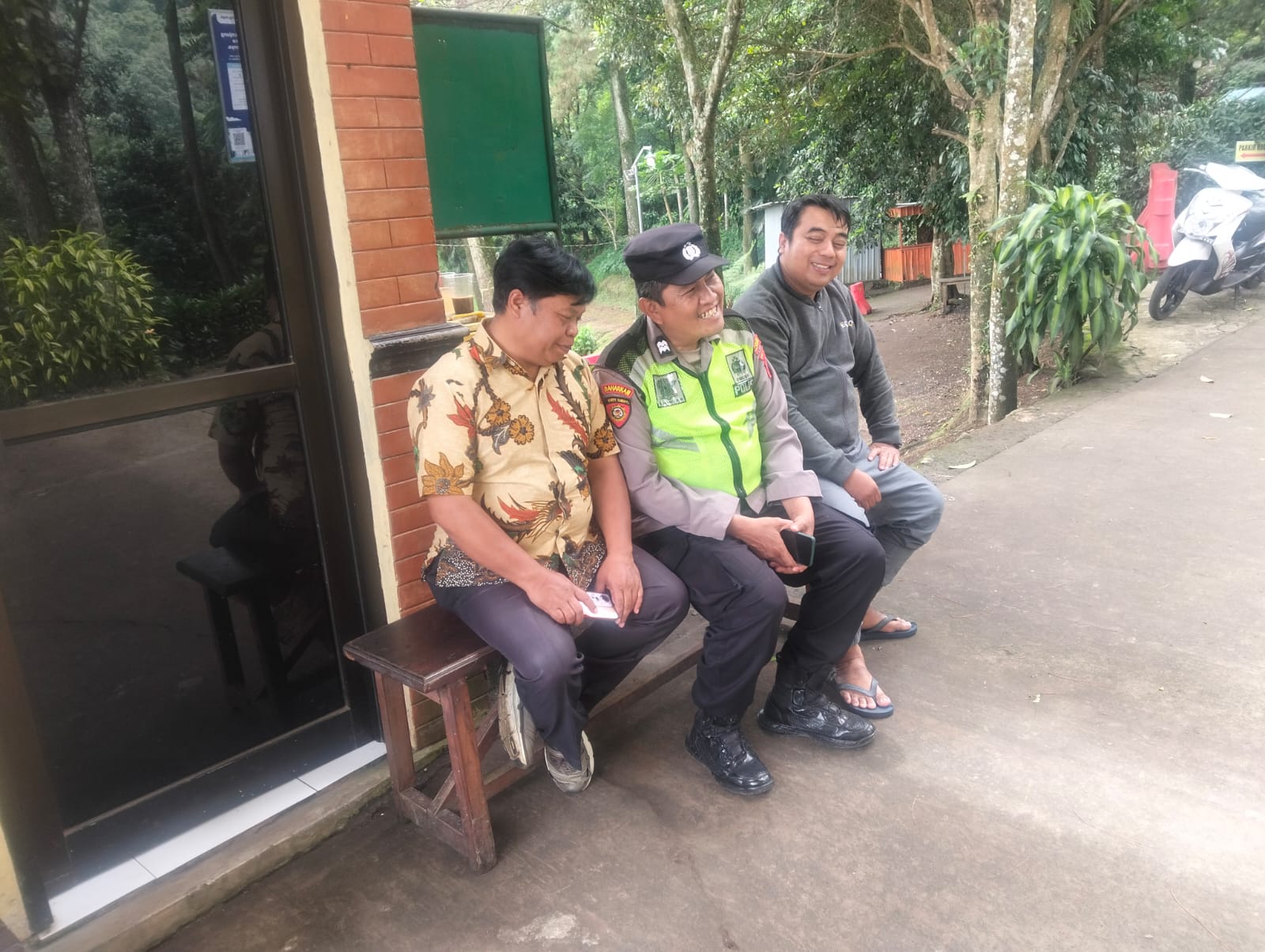 Polsek Trawas Gelar Patroli Dialogis di Desa Ketapanrame