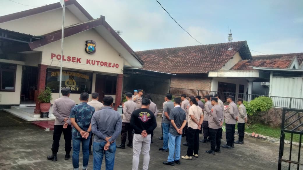 Kapolsek Kutorejo Tekankan Sinergitas dan Kewaspadaan dalam Arahan Harkamtibmas kepada Anggota