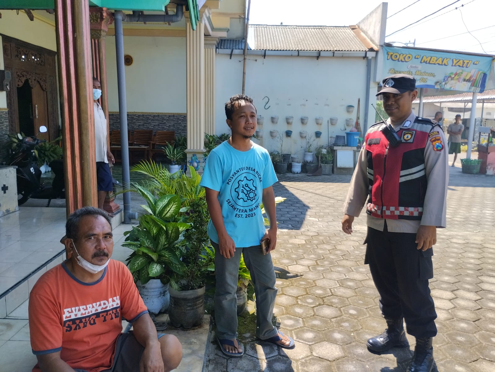 Patroli Dialogis, Upaya Anggota Polsek Trowulan Ciptakan Kamtibmas