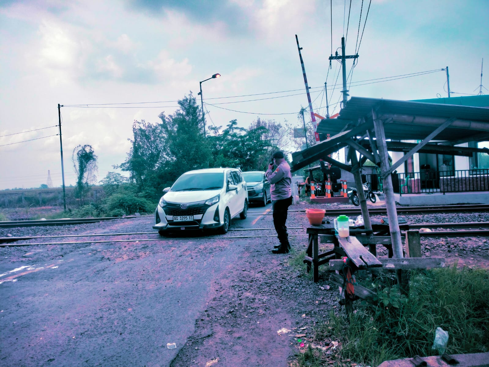 Polsek Mojoanyar Patroli Pantau Perlintasan Rel KA Damarsih