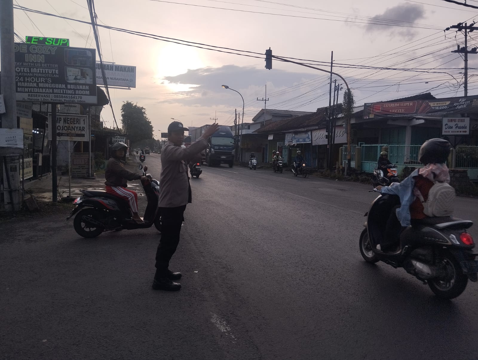“Polsek Mojoanyar Melaksanakan Gatur Lalin Pagi di Simpang 4 Pasinan”