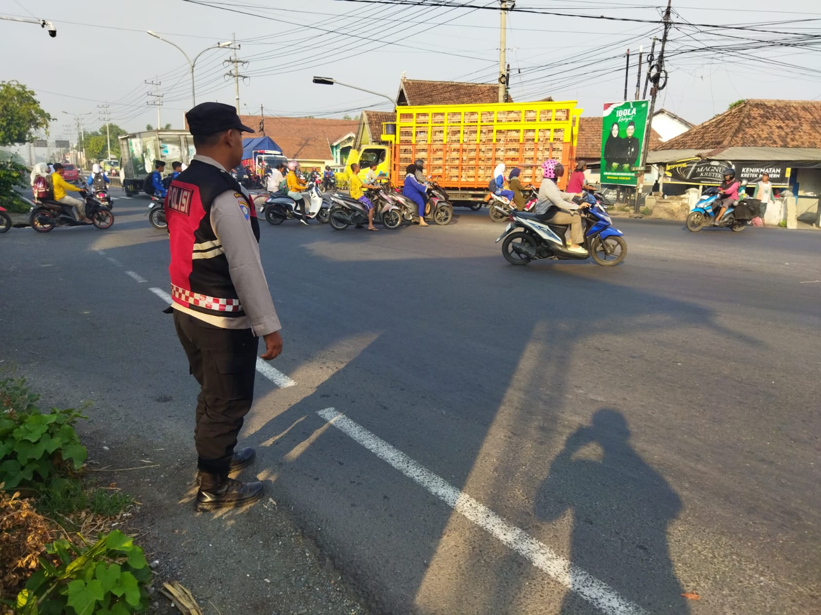 Polsek Trowulan Gelar Patroli Pagi di Simpang Empat, Pastikan Keamanan Siswa