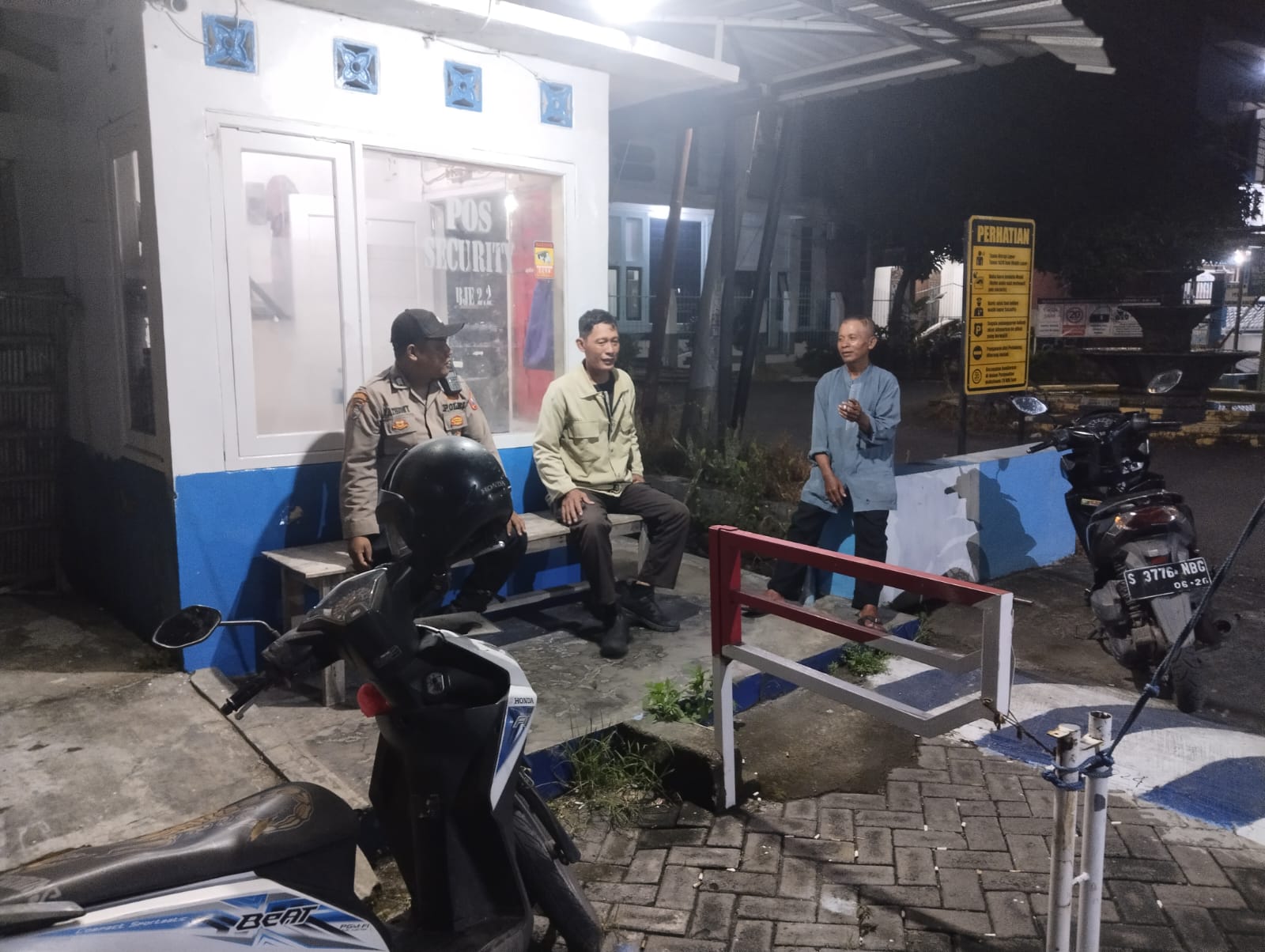 Patroli Malam Hari Sambangi Pos Jaga Perumahan Bumi Jabon Estate