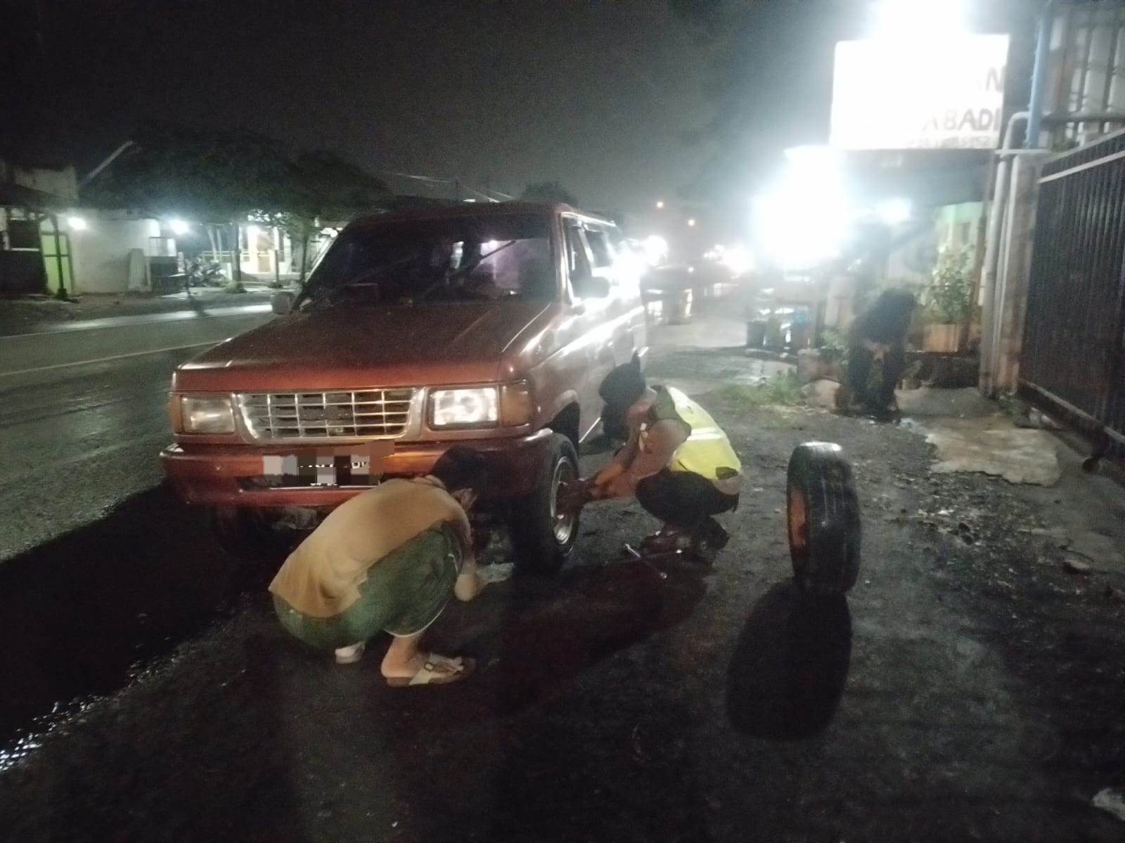 Polsek Ngoro Sigap Bantu Pengendara yang Mengalami Pecah Ban di Jalur Jombang-Malang