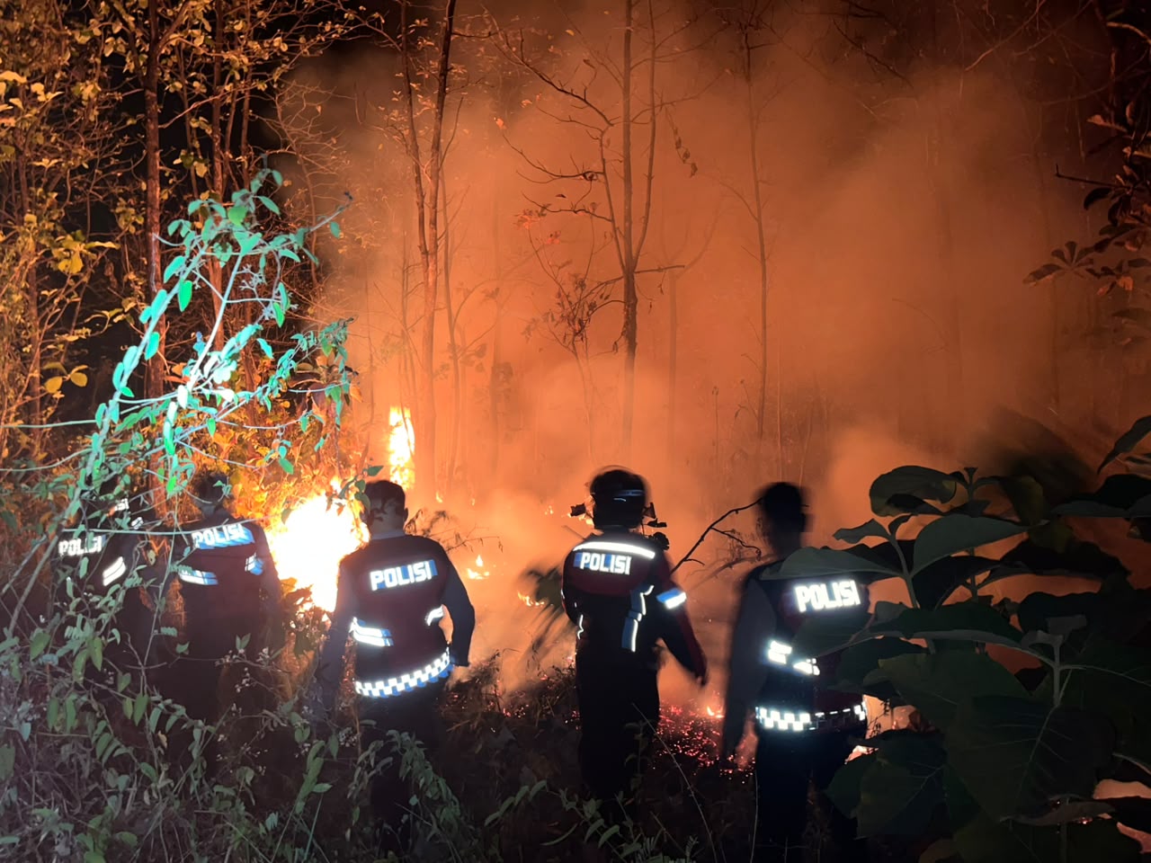 Waspada Kemarau, Polres Mojokerto Berhasil Kendalikan Dua Kebakaran Hutan di Jatirejo dalam 12 Jam